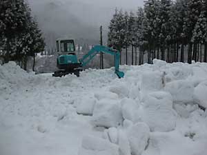 畑の除雪兼ユンボの練習