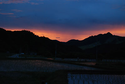 夕焼けが台風一過のようにきれいでした。