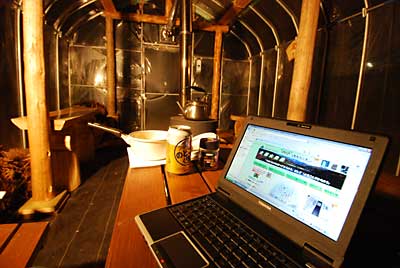 パイプハウス内の設置が完了したので軽く缶ビール祝杯しました。