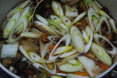 薪ストーブでキノコ汁を作っています。
