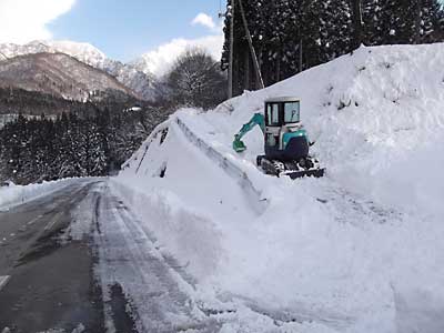 さっそく雪室までの道路の除雪をしました。