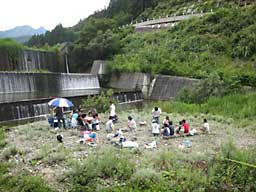地区行事、河原でバーベキュー