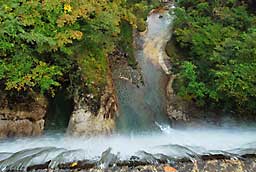 水路の取水口のあるダムへ