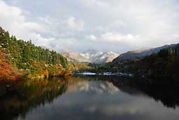 紅葉と新雪の大源太湖