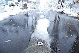 消雪パイプのおかげで雪が消えています