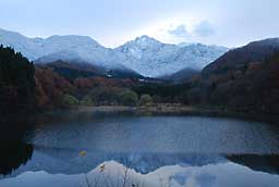 冠雪の大源太山と大源太湖