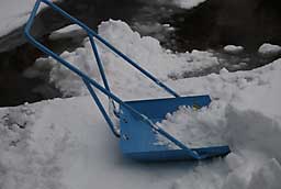 こんな大雪の時は、スノーダンプが活躍します