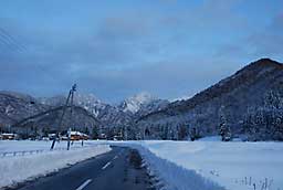 雪がやんで夕方近くには、青空が出てきました