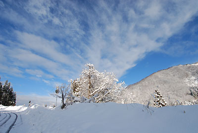 新雪と青空、そして雲