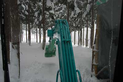 今日は、ユンボ小屋のまわりの除雪をしました。