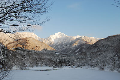 夕日が射して大源太山がとてもきれいです。