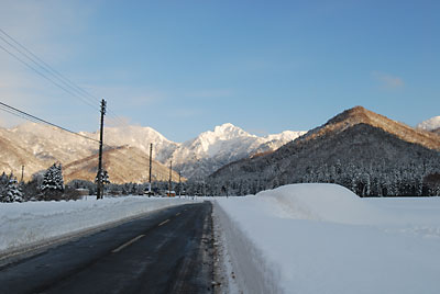 道路の雪壁も高くなりました。