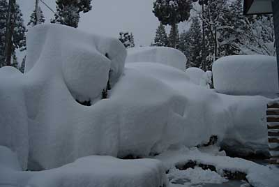 自宅の池のまわりの雪もすごいことになってきました。