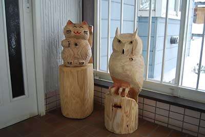 フクロウVol.1を玄関に招き猫君と一緒に飾ってみました。