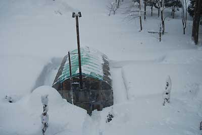 ハウスの回りの雪もまたいっぱいになりました。