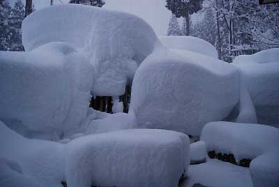 自宅の回りもすごい雪になってきました。