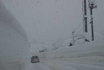 十日町は大雪で、国道の壁は２ｍを超えているようです。