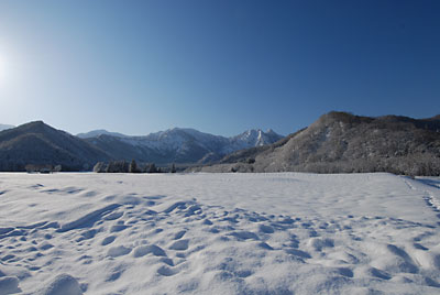 足拍子方面です。新雪の山々がきれいです！