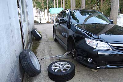 早起きして妻の車のタイヤも交換しました。