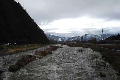 魚野川は、洪水のような雪代になっています。