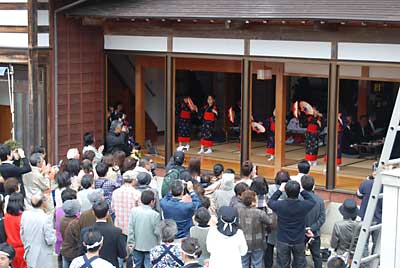 各休憩所では、子供たちの踊りが披露されました。