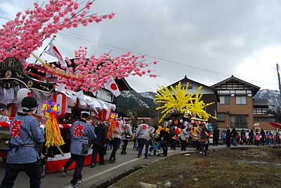 屋台のピンクと黄色が鮮やかでした。