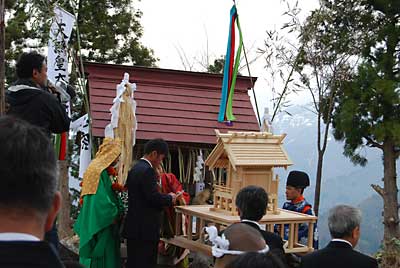 山頂のお社にお札を奉納して祭は終焉になりました。