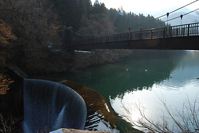 水量が多くなって堰堤の滝が豪快な音を立てて落ちています。