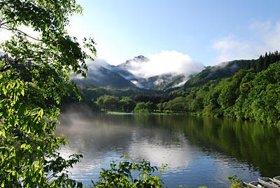 新緑がまぶしい大源太湖