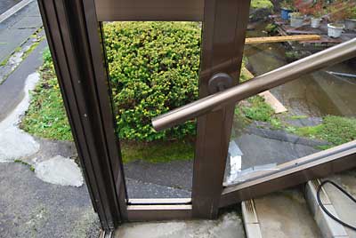 ガラスを挟んでいる脇のゴムを外すと簡単にガラスが取り外せました。