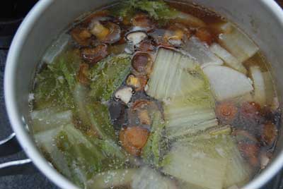 ハウスの薪ストーブでじっくり煮込みます