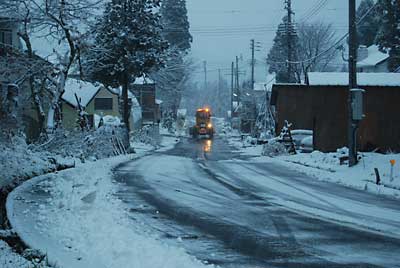 この冬、初の除雪車が稼働しました。