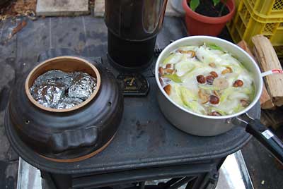 薪ストーブの上で、ナメコ汁と焼き芋を作っています。