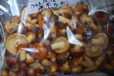 原木ナメコはワイルドな感じがします。