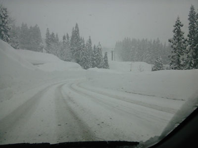 道路の雪壁もかなり高くなってきました。