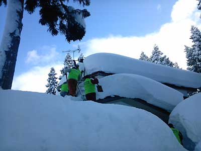 １０名ほどの除雪ボランティアの方々が来てくれました。