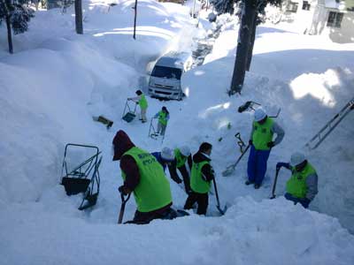 さすがに人数がいると、除雪作業が進みます。