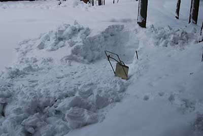 人力で掘った方が早いと思いお昼前から除雪を開始しました。