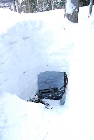 午後からも２時間ほど除雪してついに集水桝が出てきました。