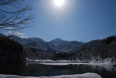 大源太山の丁度頭上に太陽が出ていました。