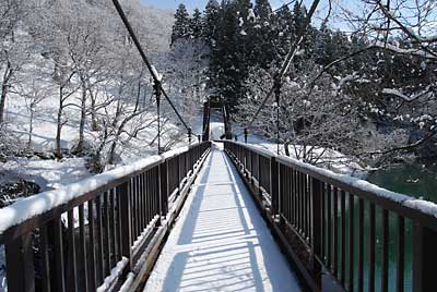 堰堤の上にかかる希望大橋（吊り橋）も渡れるようになりました。