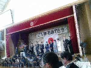 午前中は、小学校の入学式に出席してきました。
