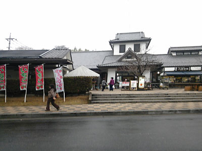 先日（４／１１）見に行った群馬の「道の駅こもち」の直売所は活気がありました。