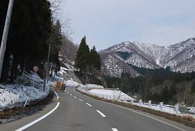 春の恒例作業の道路のライン引きが始まりました。