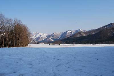 まだまだ田んぼには雪がいっぱいです。