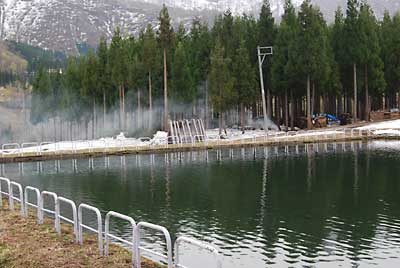 農園の傍のため池の防護柵を半分だけ立ててきました。