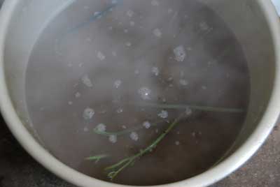 沸騰したお湯の火を止めてからワラビを入れ、木灰を一握り入れて一晩置けばアクが抜けます。<br>