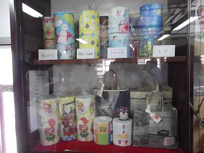 すてきなトイレットペーパーが並んでいます。