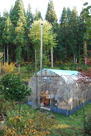 ビニールハウスの薪ストーブの煙突掃除をしました。