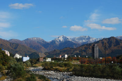  魚野川からの大源太山。